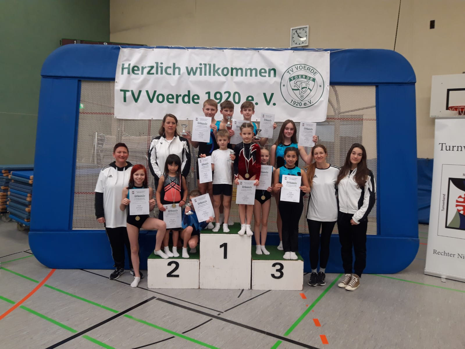 Mehr über den Artikel erfahren Medaillenregen für die Trampoliner