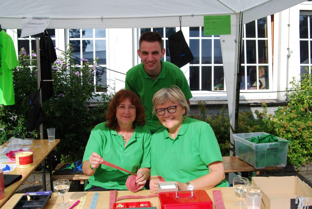 Vorstandsmitglieder helfen beim Bürgerfest