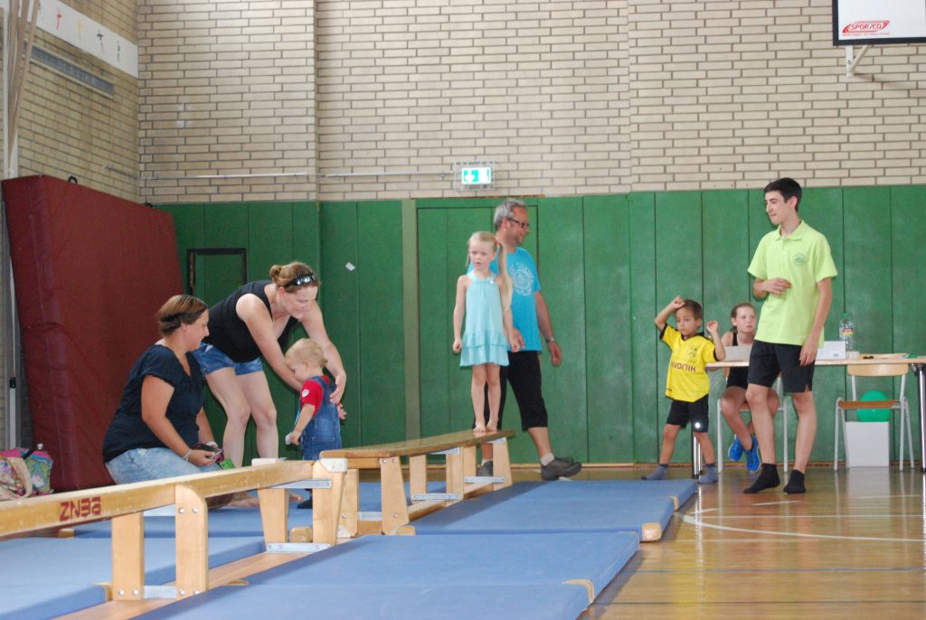 Kinder balancieren in der Turnhalle